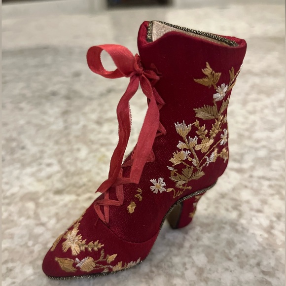 Putting on the Ritz by Popular Imports (2000) - red velvet resin shoe. #FS143 - Picture 1 of 6